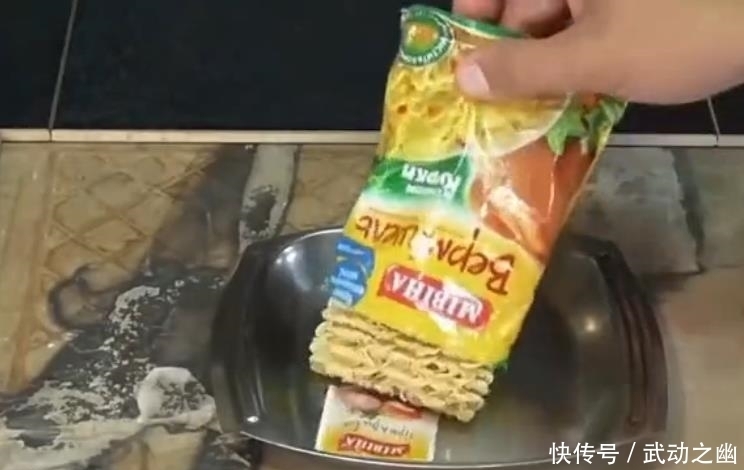 惊奇不已|男子好奇把铝水倒在方便面上,出现的结果让人惊奇不已