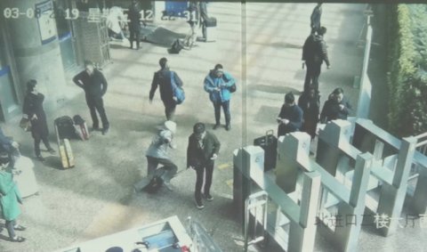 行李箱|壹现场丨老人被行李箱绊倒后死亡 到底谁之过?