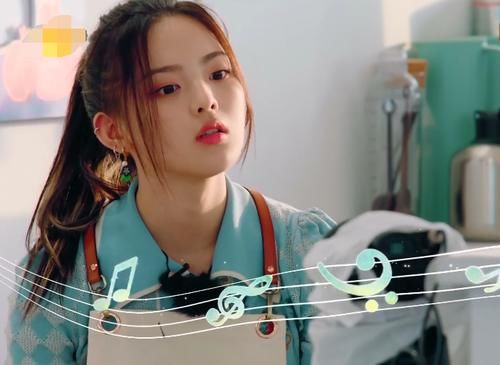  节目中|杨超越录中餐厅打瞌睡，被赵丽颖当场抓包，她的反应太真实