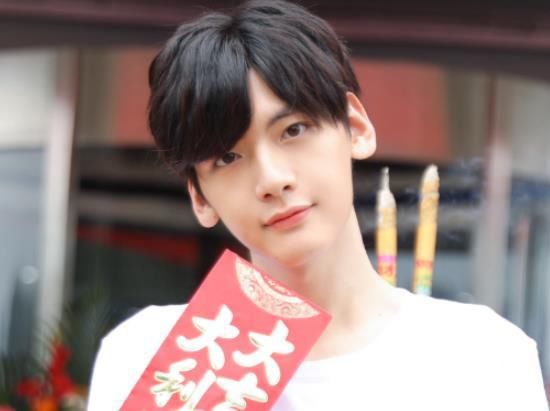 翟潇闻|闫妮搭档翟潇闻演母子，配角阵容很养眼，但看到他我却忍不住想笑