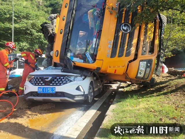  抢救|惊险！丽水一工程车侧翻压扁轿车，2人脱险，1人仍在抢救