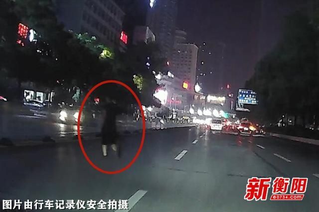 隔离护栏|向不文明行为说“不”：“衡阳群众”举报你们“跨栏”过马路
