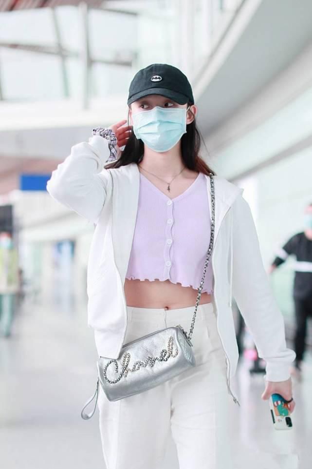  小吊带|有一种身材叫林允！穿小码吊带“凹凸感”十足，性感却不失甜美