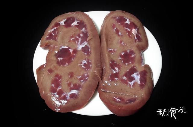 新鲜的猪腰|炒腰花“去腥”是关键,做好这3步,炒出的腰花鲜嫩好吃,没腥味