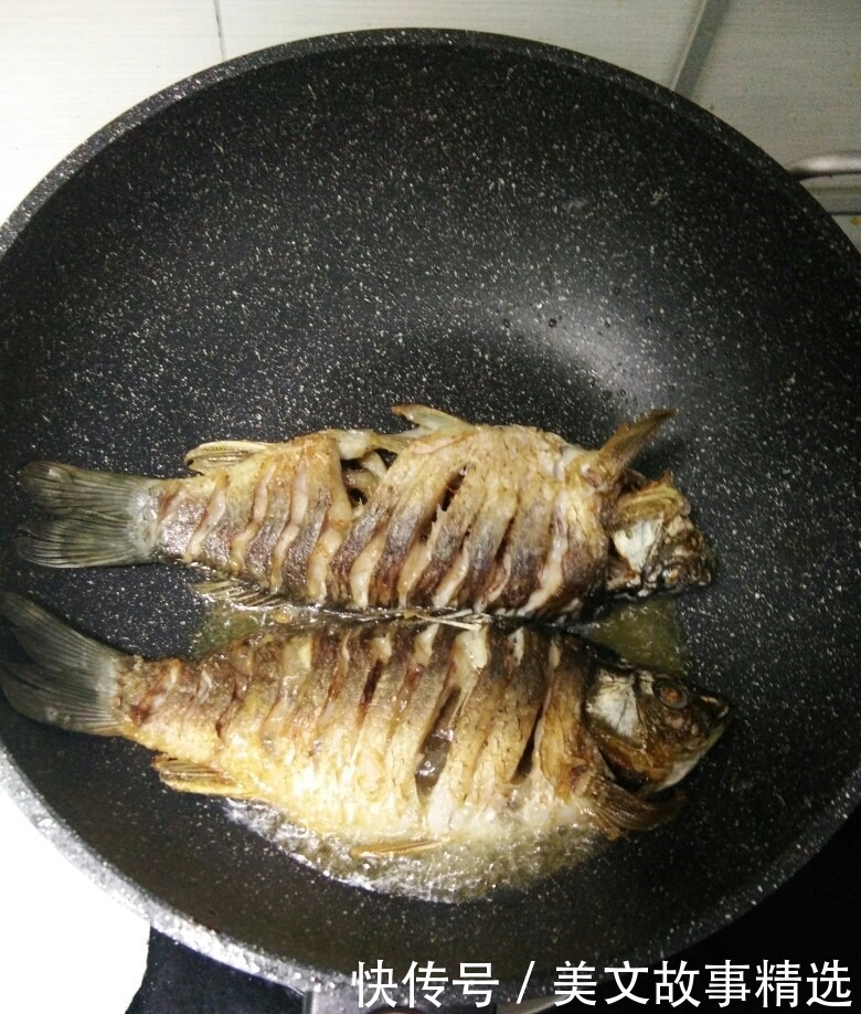 易学|无保留分享《煎焖鲫鱼》的做法，香味浓郁，做法简单易学