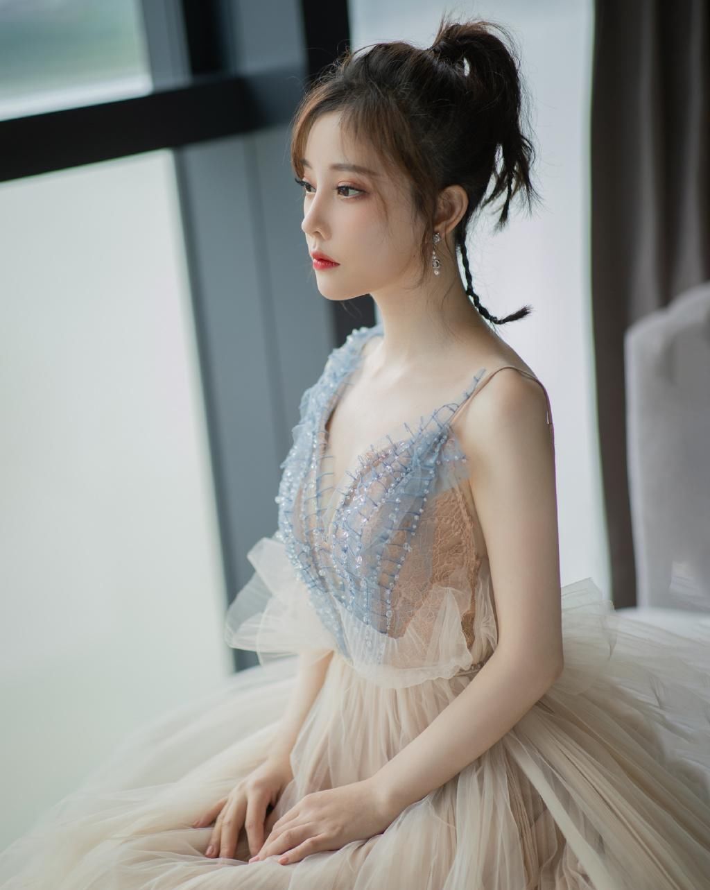  依旧|不愧是“宅男女神”，冯提莫露背轻纱裙配高马尾，29岁依旧甜美