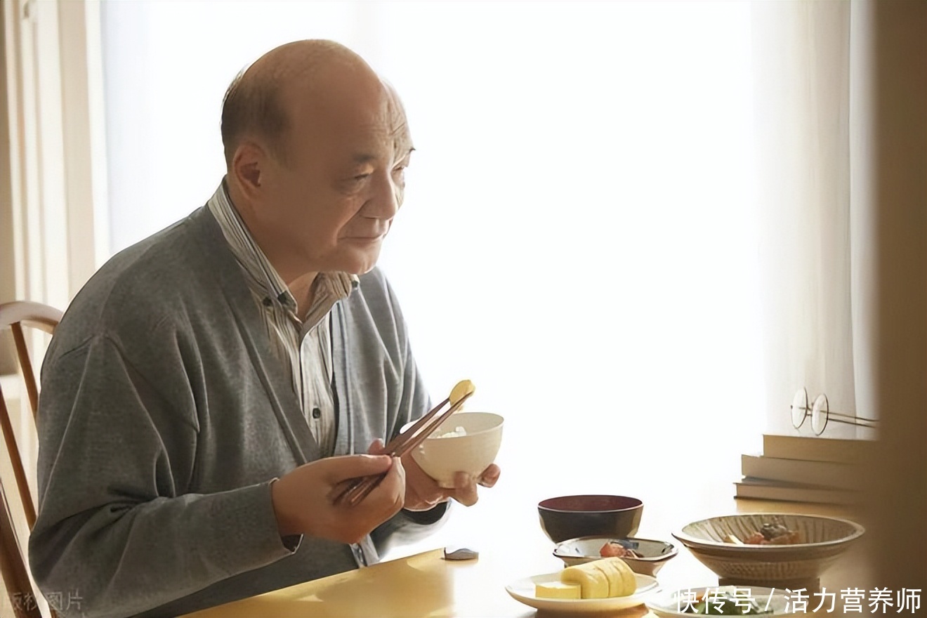 人老了有这两大难关，能够安全度过的人，对延长预期寿命有益2023