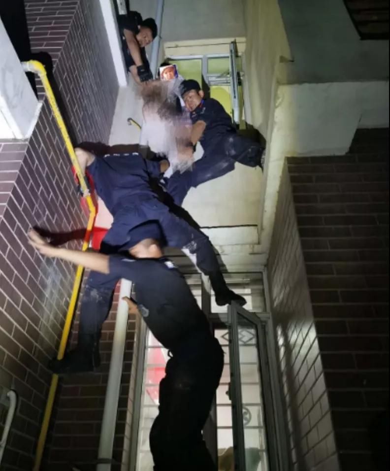  分钟|9分钟 他们搭“人梯”救下妙龄少女
