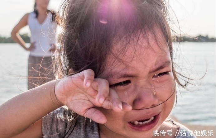 正确引导|正确看待小孩哭闹,他们的这类个人行为,必须大人去细心正确引导