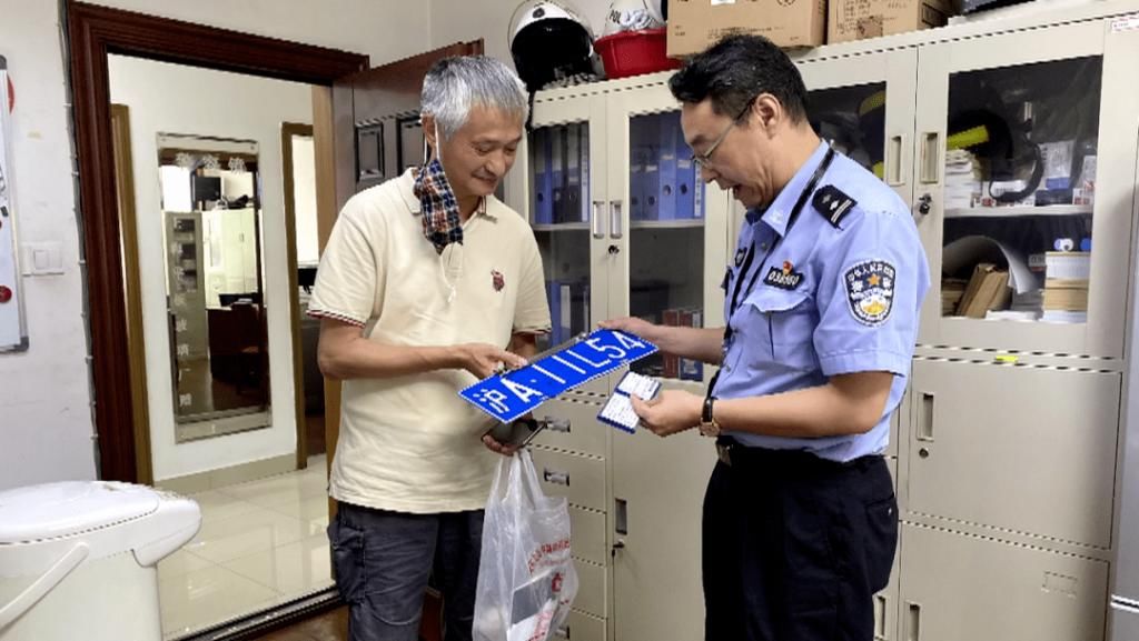  过后|暴雨过后，杨浦交警捡到7块车牌及时归还车主