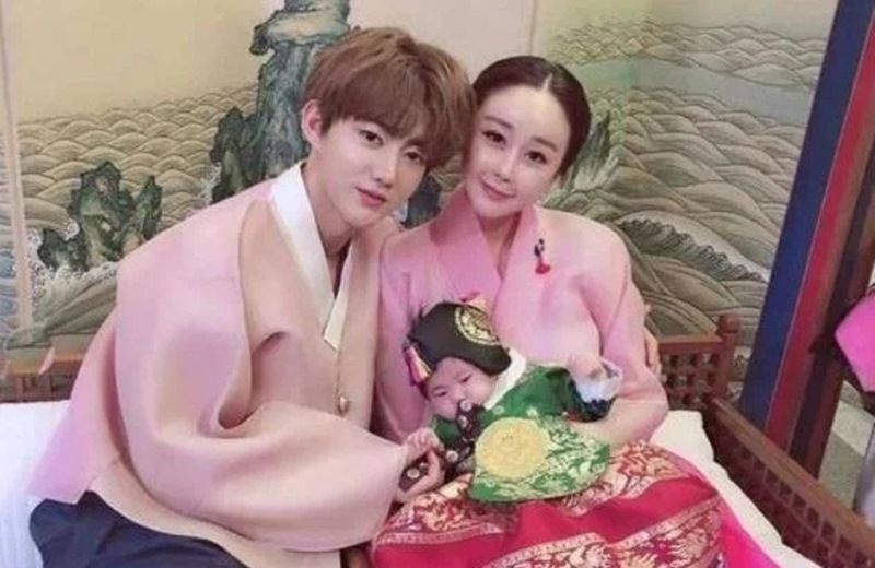  靠边站|44岁女星一家出游，与60岁公公手拉手，26岁老公只能靠边站