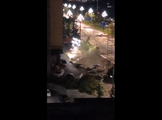  四川|四川宜宾银龙广场下沉式广场塌陷：未发现人员伤亡 掉入坑洞21辆汽车已吊起15辆