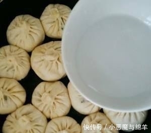 简单|两分钟学会生煎包的做法,简单易学,皮软底脆,咸香多汁