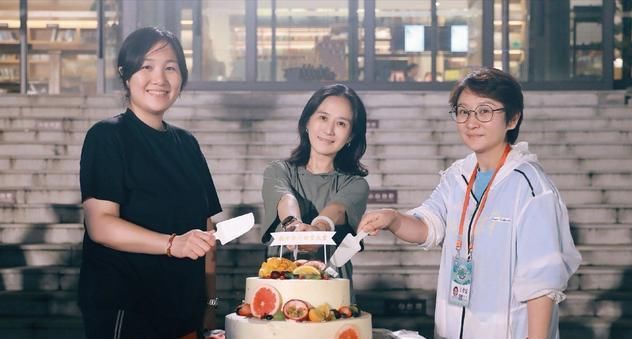  工作|《中餐厅》正式杀青！大合影赵丽颖站C位，杨超越站却在角落