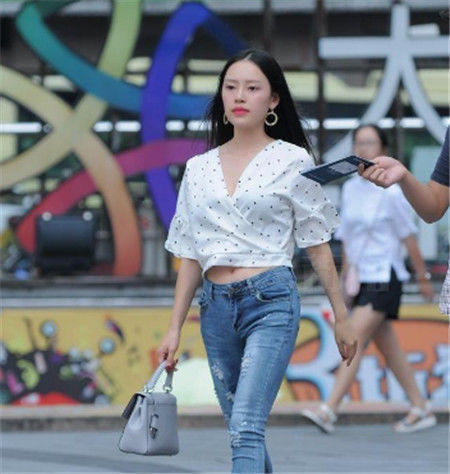 皮肤|街拍:美女皮肤白皙,身穿露肩牛仔裙,轻松秀出大长腿