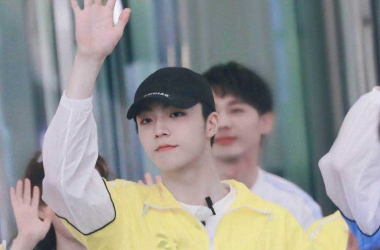  蔡徐坤的身|陈立农录制《跑男》，与182的蔡徐坤同框，这身高差我没眼花吧？