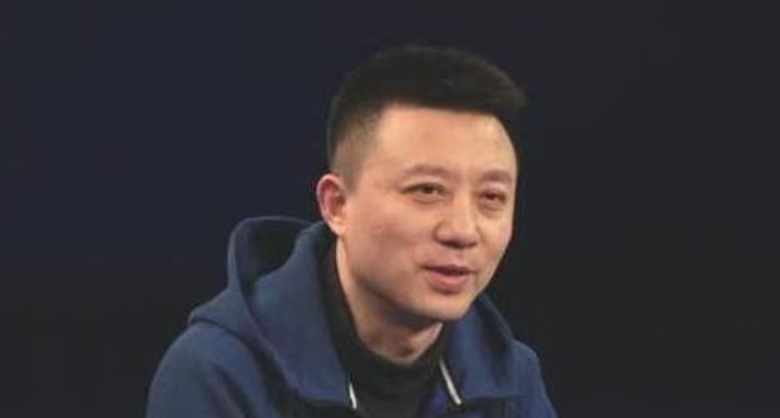 以没有看过|《新闻联播》新人表现平平,长相老派有播音脸,首秀用力过猛