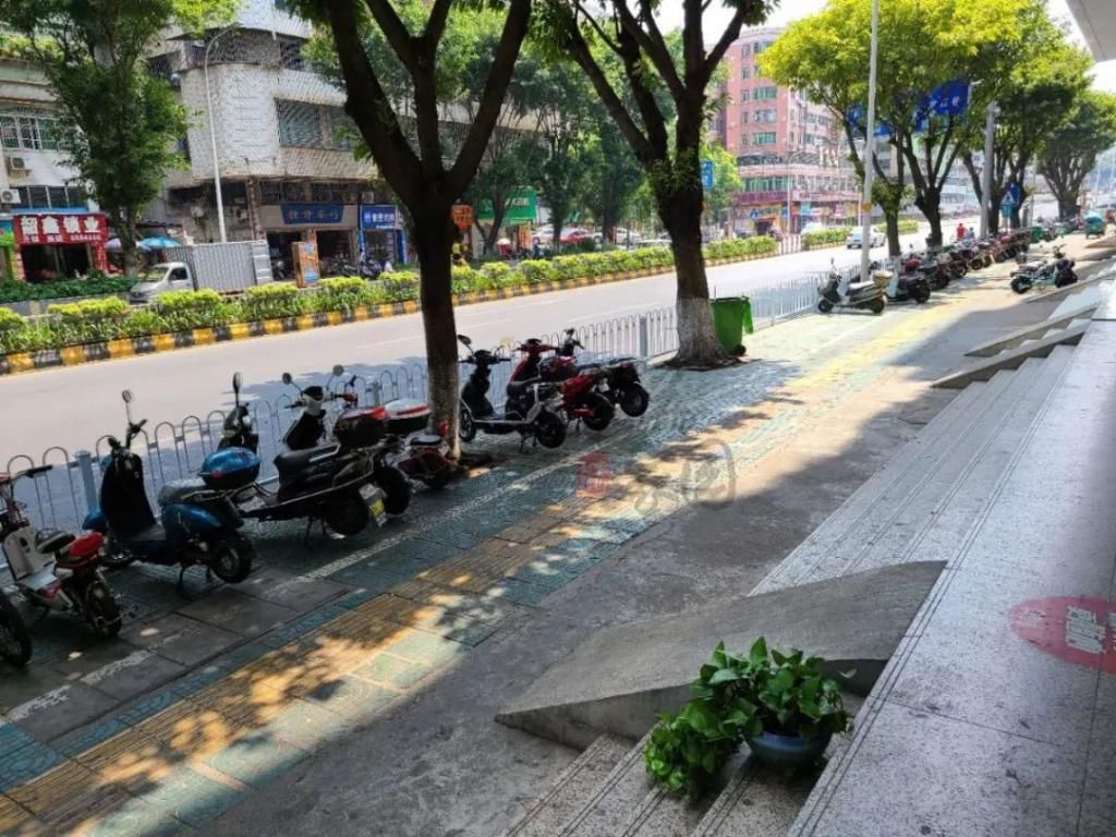发现|新发现!工业中路人行道加装了隔离栏,街坊们出行更安全