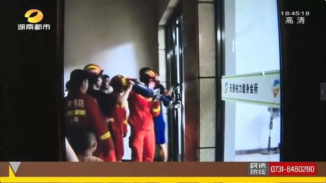 健身|刚办卡就关门!“气到不行”深夜上门,健身会所会员维权突发“女童被困”