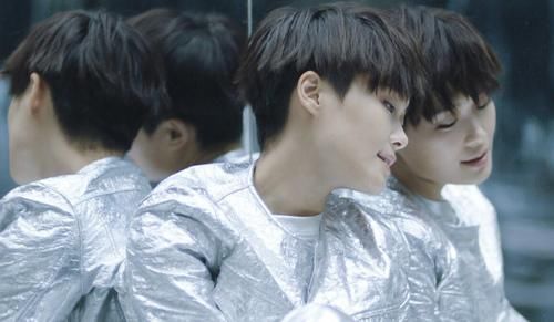  李宇春|李宇春担任《好声音》评委，唱功不代表实力，她凭借的是什么？