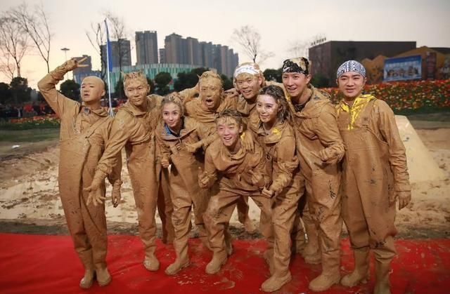 看清|《奔跑吧》收视率为何下降看清蔡徐坤出泥潭时的样子,瞬间明白