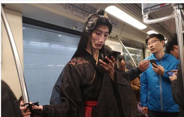 男扮女装|1.8米男子男扮女装穿汉服,现身上海地铁,大妈的表情一下子亮了