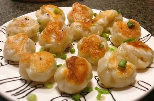 懒人|无需揉面，十几分钟做好的懒人煎包，吃起来超过瘾，美味酥脆好吃