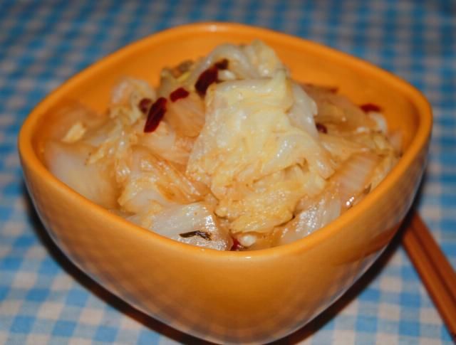  下锅|醋溜白菜，直接下锅炒就错了，记住2个妙招，白菜脆嫩酸爽真好吃