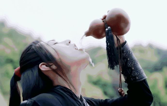  期待|青年演员肖战参加纪念活动，可爱花絮外放，期待战战新作品