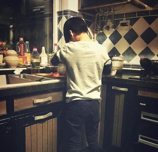  从小|晒晒张亮一家人住的豪宅，儿子在家还要做家务，暖男都是从小培养