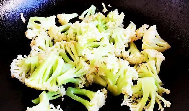  道菜|大厨带来花菜新吃法，3种蔬菜加1把盐炒一大盘，营养美味好下饭