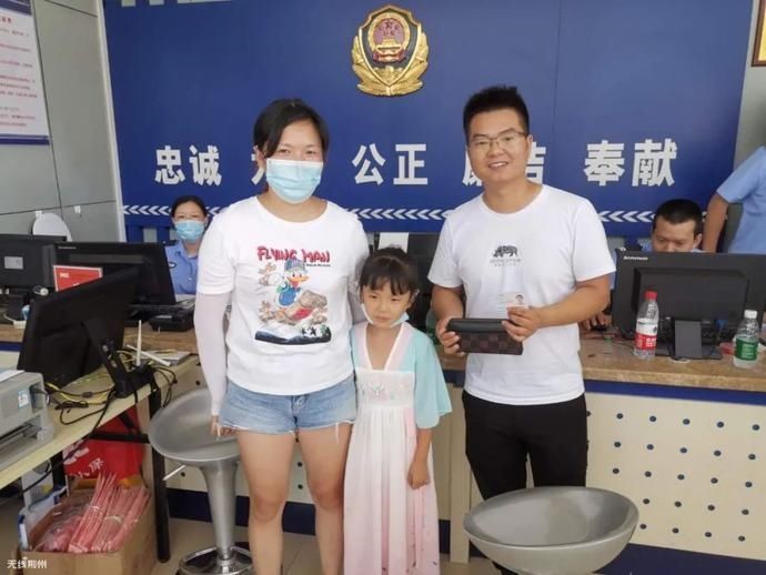  钱包|这对母女捡到一万多现金，接下来的一波操作棒呆了！