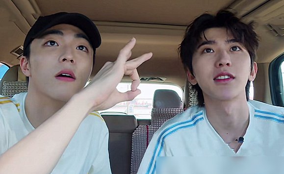  下意识|蔡徐坤陈立农一同乘车，两人下意识的举动，私下关系怎样太明显