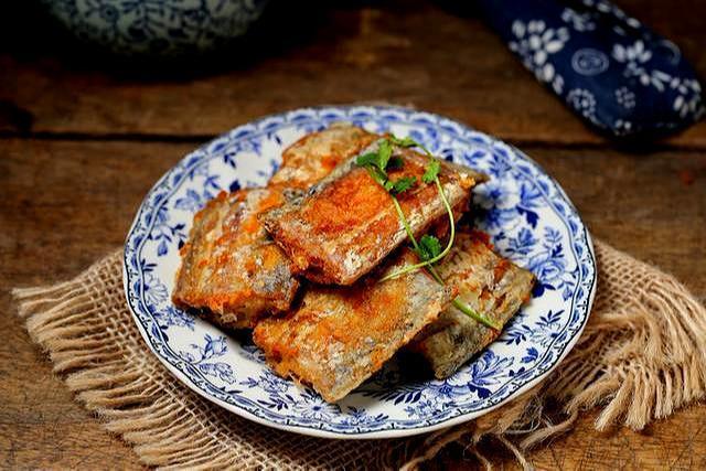  常规|带鱼的常规做法，下锅前多1步，怎么煎都不破皮