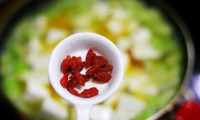  皮肤|闺蜜皮肤特别好，原来秋季天天喝这款汤，滋补又养颜如同少女
