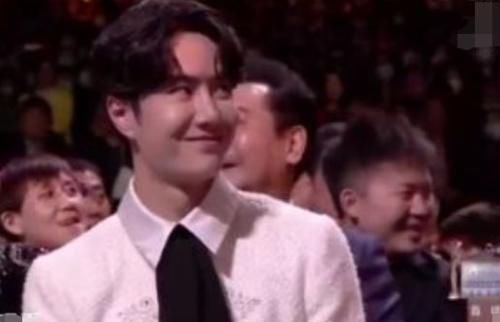  错位|金鹰晚会：王一博人气太高，童瑶获奖一脸懵，赵丽颖走错位超迷糊