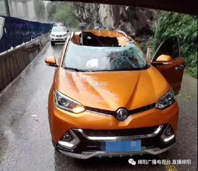  小车|平武境内一小车被落石砸中 驾驶员不幸去世