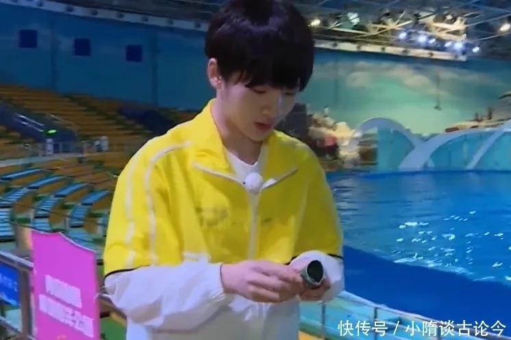 过于|男艺人染发不能上电视看到跑男周震南的解决方法,过于机智了