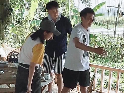  解释|维嘉嫌黄磊准备的茶叶不好，字幕组打出8个字解释，做到完美救场