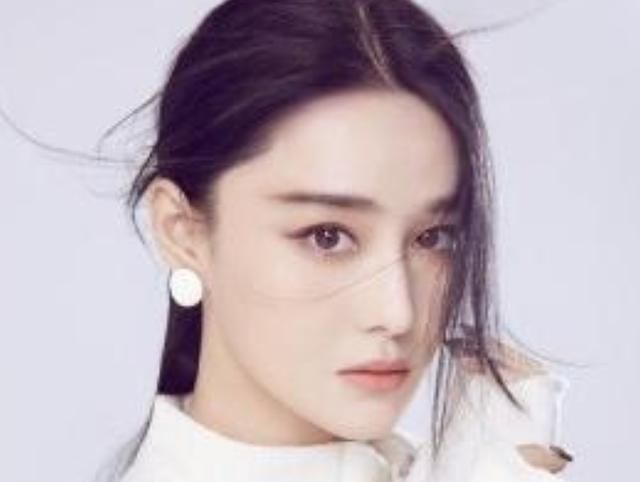  失败|黄圣依录节目胆太大，表情管理失败也就算了，居然敢提＂送石头＂