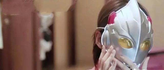  和自己|黄圣依cos奥特之母，还学习奥特曼相关知识，她能认清所有奥特曼吗