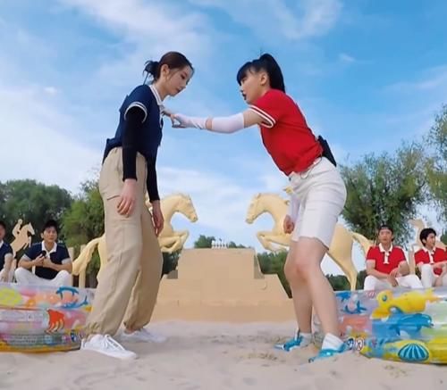 PK|孟美岐与黄龄PK,黄龄把她摔倒的那刻,看出真实基本功