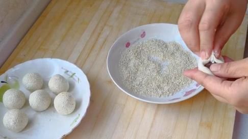 糯米粉|把糯米粉开水一烫,不发面不饧面,个个空心不开裂,比油条更好吃