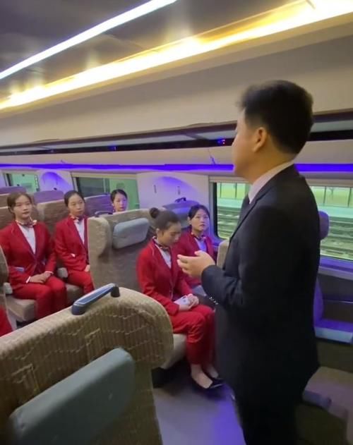 进校园|高校斥资千万将高铁“开”进校园，学生上课似上班：全国首例