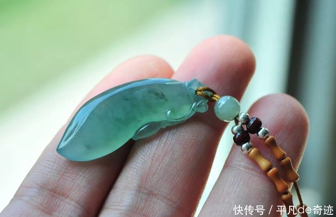  去年|小伙去年前花8万买了块翡翠原石，如今拿出来切，去皮后蒙圈了！