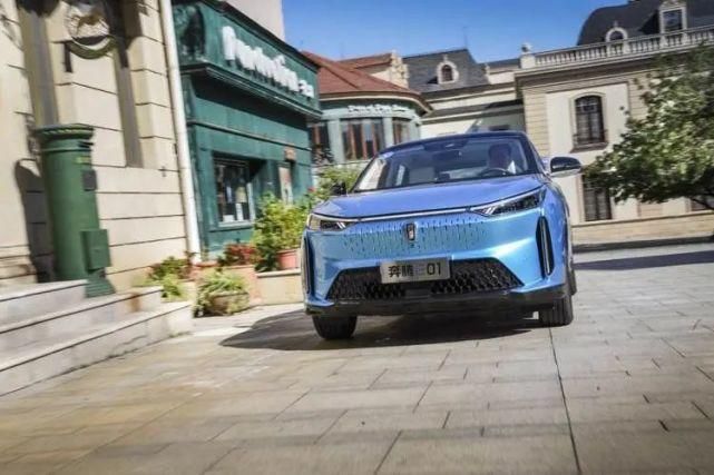  SUV|试驾奔腾全新纯电动SUV E01！造型科幻+三块大屏，驾乘感舒适