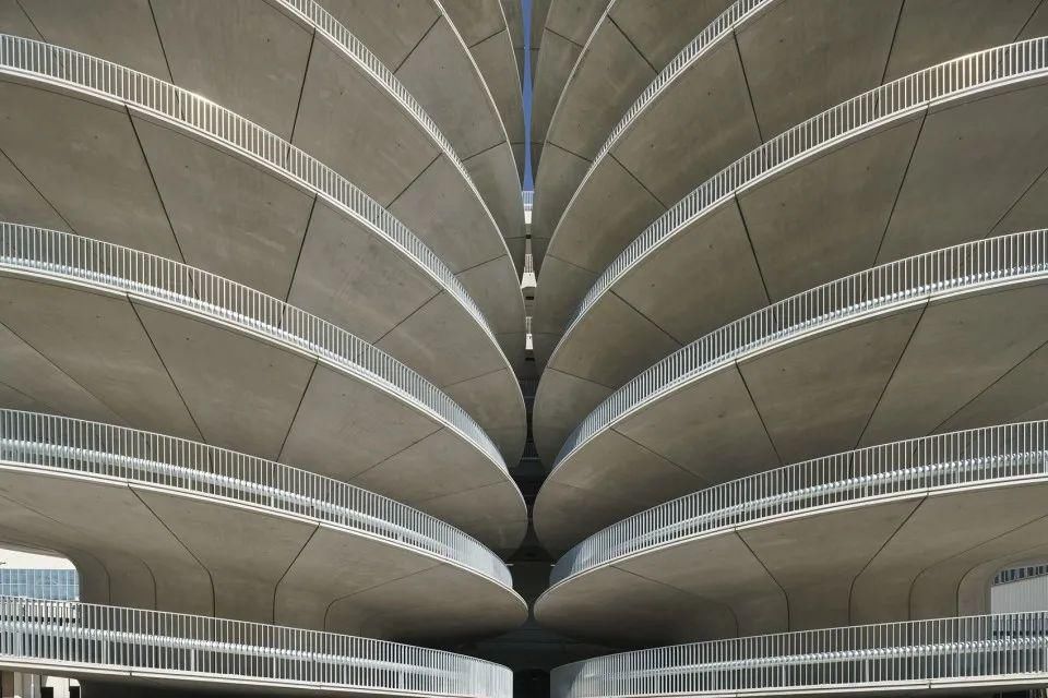  空间|5 个停车楼设计：“树”向生长的停车空间