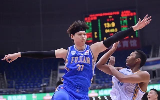  丘天|福建32分惨败，知名篮球评论员：我觉得丘天今天打得比王哲林好