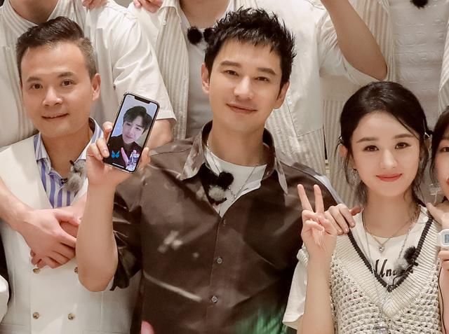  嘉宾|中餐厅员工聚餐，黄晓明拍照时还拿手机，可放大5倍后：错怪你了