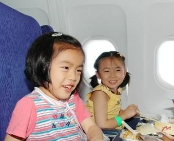 脸红|9岁儿子高铁作妖，妈妈：他只是孩子，5岁女孩回怼让妈妈直接脸红